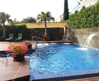 Agradable zona exterior con piscina con chorros y solarium de este hotel romántico.