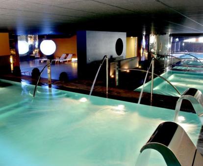 Foto de la piscina cubierta disponible todo el año del spa del hotel.