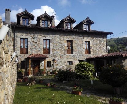 Edificio de esta acogedora posada en un tranquilo entorno rural para desconectar de la rutina.