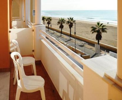 Foto del balcón con vistas al mar de una de las habitaciones del hotel.