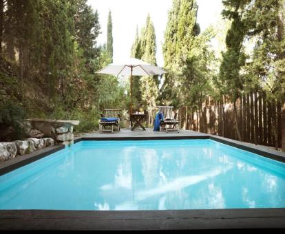 Foto de la piscina al aire libre disponible todo el año del hotel.