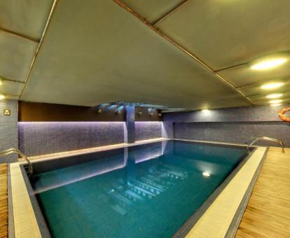 Foto de la piscina cubierta climatizada disponible todo el año de este hotel.