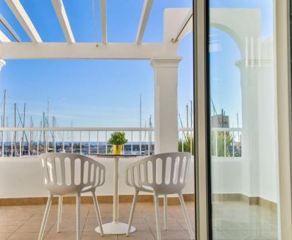 Foto de las instalaciones de este hotel con vistas al mar.