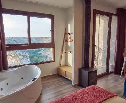 Habitación Doble Deluxe con bañera de hidromasaje privada y fabulosas vistas del hotel.