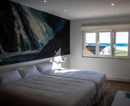 Foto de una de las habitaciones con vistas al mar del hotel.