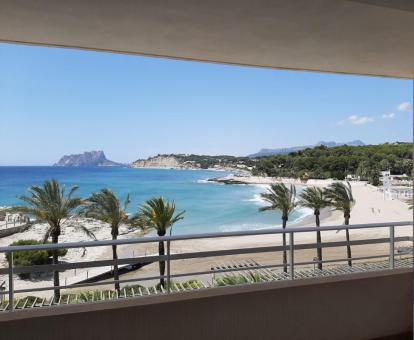 Foto de las instalaciones de este hotel con vistas al mar.