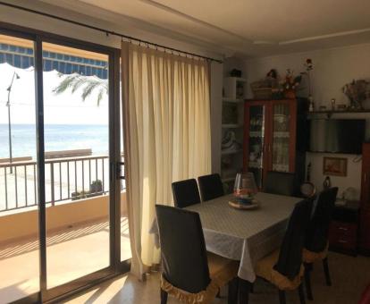 Foto de las instalaciones de este hotel con vistas al mar.