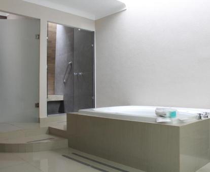 Foto de una de las habitaciones de este hotel con bañera de hidromasaje privada.