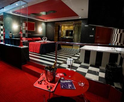 Una de las fabulosas suites con decoración única y jacuzzi privado de este motel para parejas.