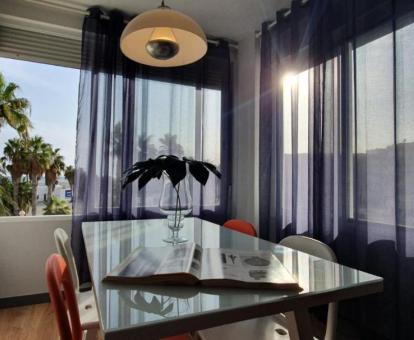 Foto de las instalaciones de este hotel con vistas al mar.