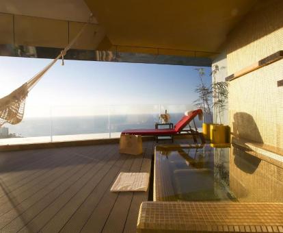 Foto de la bañera de hidromasaje privada en la terraza de la Suite Junior Mousai Norte.