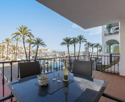 Foto de la terraza amueblada con vistas al mar y a los alrededores de este apartamento.