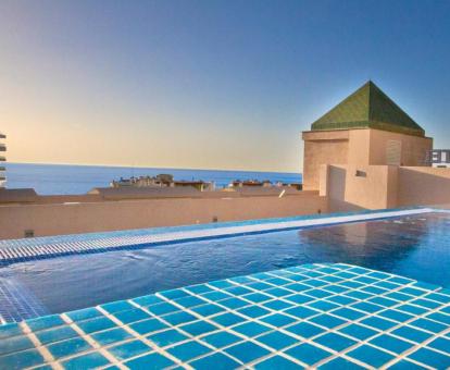 Foto de una de las piscinas exteriores con vistas al mar del hotel.