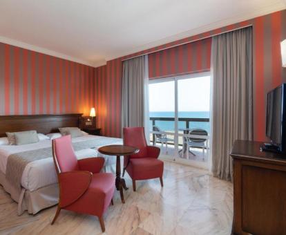 Foto de la habitación doble superior con vistas frontales al mar de este hotel.