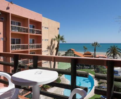 Foto de una de las terrazas privadas con vistas al mar y mobiliario exterior de este hotel.