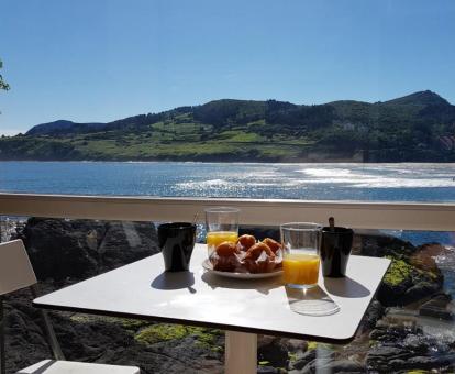 Foto de las instalaciones de este hotel con vistas al mar.