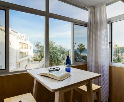 Foto del balcón acristalado de este apartamento con vistas al mar.