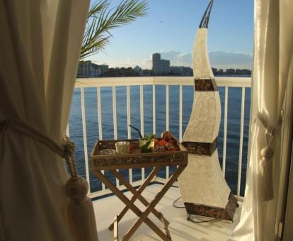 Foto del balcón privado con hermosas vistas al mar de una de las habitaciones dobles del hotel.