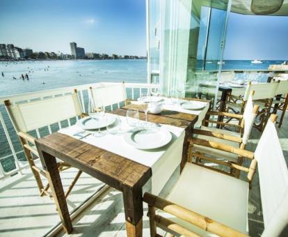 Foto de las instalaciones de este hotel con vistas al mar.