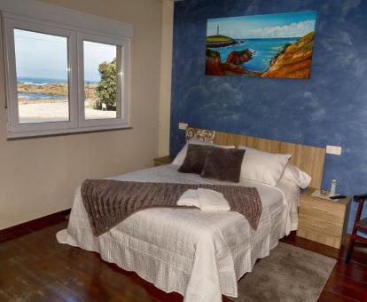 Foto de una de las habitaciones con vistas al mar del albergue.