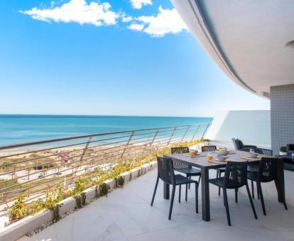 Foto de las instalaciones de este apartamento con vistas al mar.