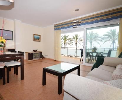 Foto de las instalaciones de este hotel con vistas al mar.