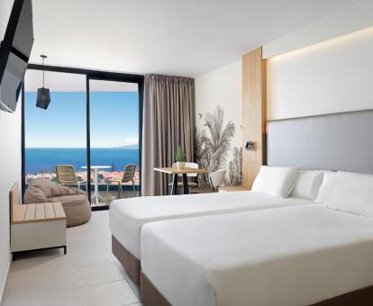 Foto de una de las habitaciones con vistas al mar del hotel.