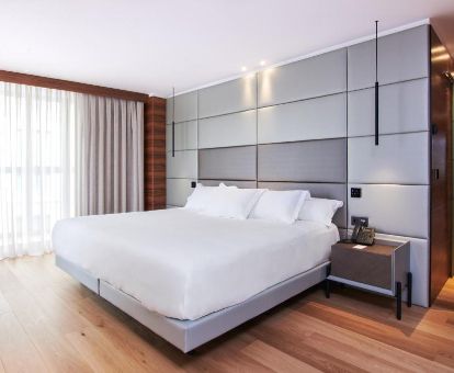 Amplia habitación doble con decoración elegante de este hotel ideal para parejas.