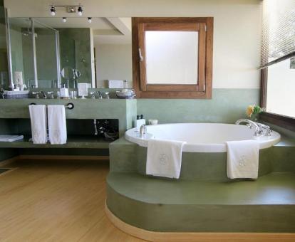 Bañera de hidromasaje privada de la suite exclusiva del hotel.