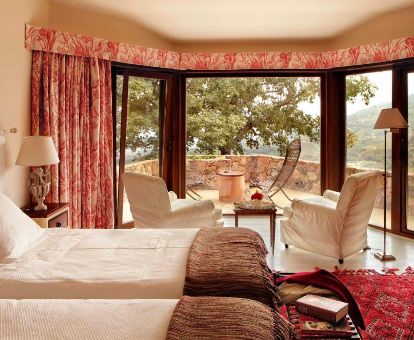 Una de las elegantes habitaciones dobles con terraza y fabulosas vistas de este hotel solo para adultos.