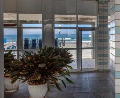 Foto de las instalaciones de este hotel con vistas al mar.