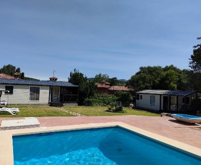 Establecimiento rural de casas independientes con amplia zona exterior y piscina.
