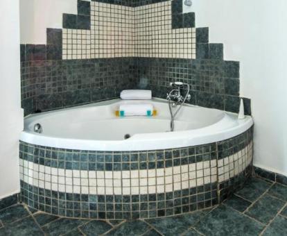 Amplia bañera de hidromasaje privada para dos personas de la suite junior de este hotel.