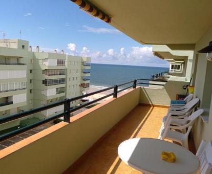 Foto de la terraza amueblada con vistas al mar del apartamento.