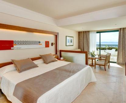Foto de una de las habitaciones con balcón y vistas al mar.