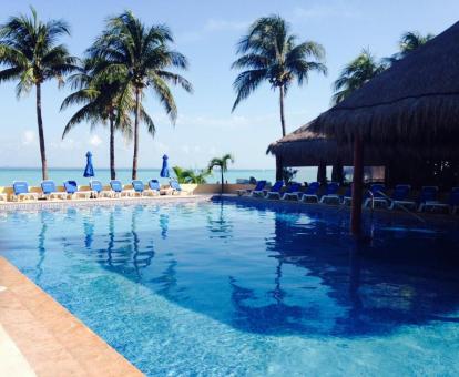 Foto de las instalaciones de este hotel frente al mar.