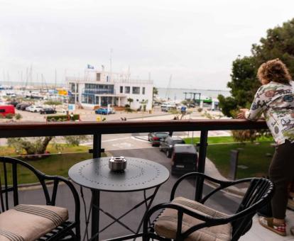 Foto de las instalaciones de este hotel con vistas al mar.