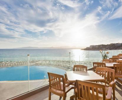 Foto de las instalaciones de este hotel con vistas al mar.