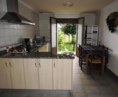 Foto de la cocina con salida directa al jardÃ­n de esta bonita casa independiente.