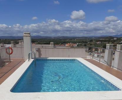 Foto de la piscina al aire libre disponible todo el año de este establecimiento.