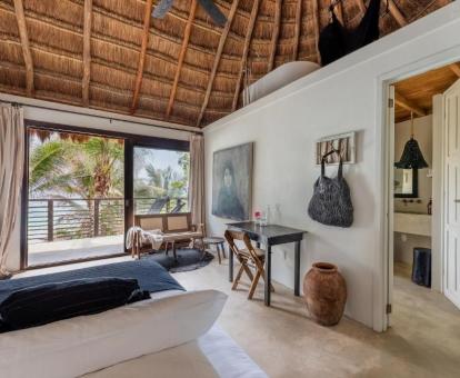 Foto de una de las habitaciones de este hotel solo para adultos.