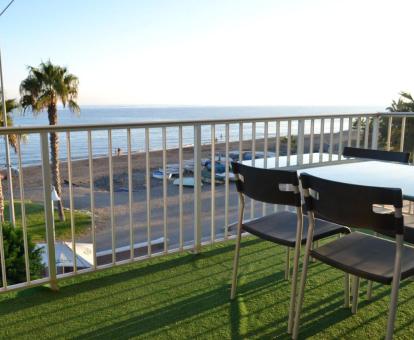 Foto de la terraza privada con vistas al mar de este apartamento.