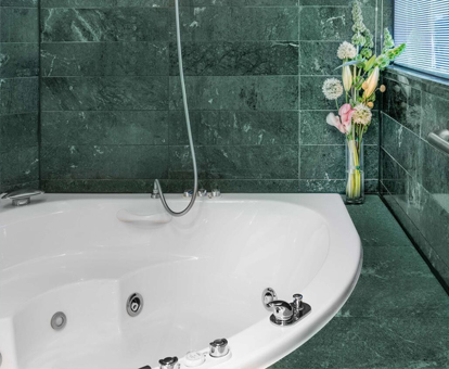 Foto de la bañera con hidromasaje del Hotel de 5 estrellas NH Collection Madrid Paseo del Prado