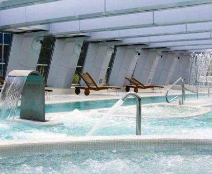 Foto de la fabulosa piscina de hidroterapia del spa del hotel.