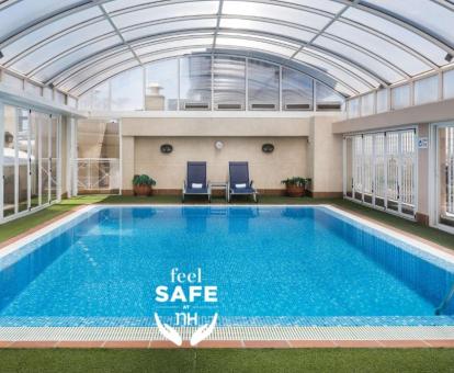 Foto de la piscina cubierta disponible todo el año del hotel.