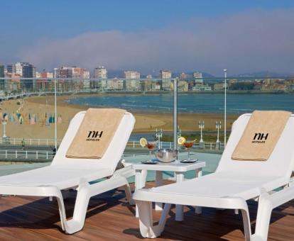 Foto de la terraza solarium con vistas al mar del hotel.