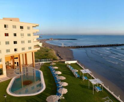 Foto de las instalaciones de este hotel frente al mar.