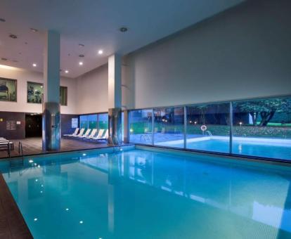 Foto de la piscina cubierta disponible todo el año del hotel.