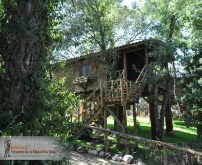 Cabañas en los árboles de este hotel rural en un bello entorno natural.