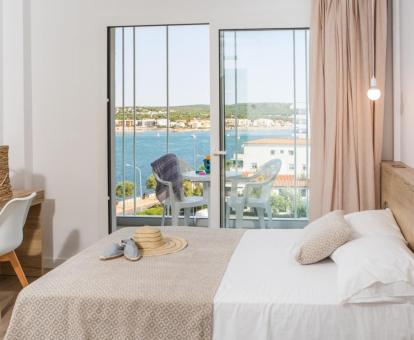 Foto de las instalaciones de este hotel con vistas al mar.